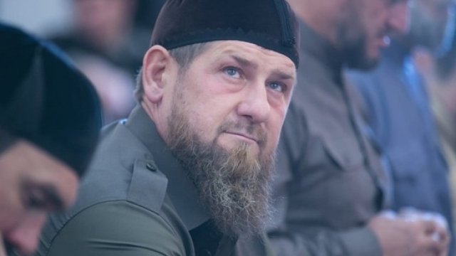 Kadırov qardaşı oğlunun toyunda rəqs etdi - VİDEO