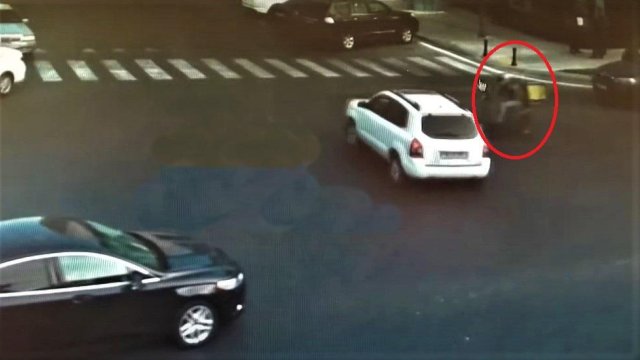 Bakıda avtomobillə motosiklet toqquşdu - ANBAAN VİDEO