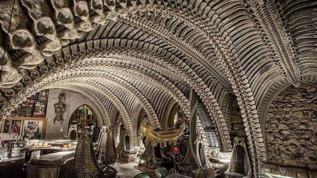 Dünyanın ən qeyri-adi restoranları — Akvarium, buz, insan kəllələri ilə bəzədilən (FOTO)