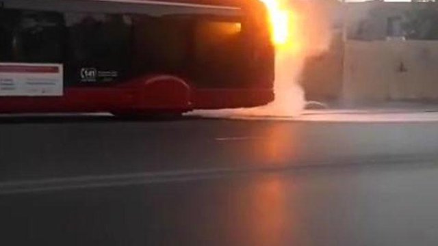 Bakıda sərnişin avtobusunun yanma anı - VİDEO
