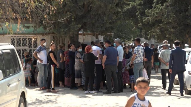 Çadırda gecələyən məcburi köçkünlər - VİDEO