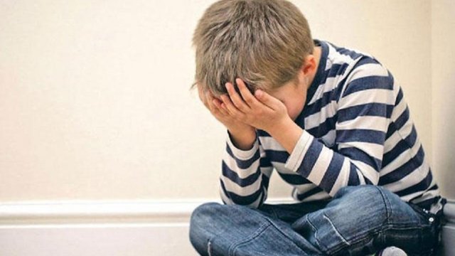 Azərbaycanda “erkən böyüməyə” məcbur qalanlar: Minlərlə şəxs uçurumun astanasındadır