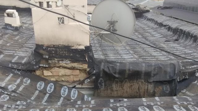 “Tarqovaya”da çoxmərtəbəli binanın damı uçdu - VİDEO