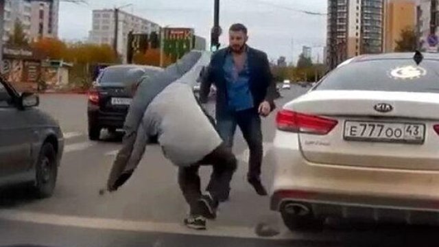 Yol vermədiyinə görə yaşlı kişini döydü - VİDEO