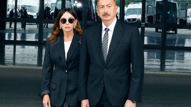 Prezident və birinci xanım yeni təcili yardım maşınlarıyla tanış oldu - FOTO (Yenilənib)