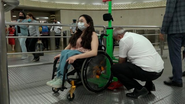Əlilliyi olan şəxslərin metroda qarşılaşdıqları problemlər nə vaxt həll ediləcək? - VİDEO