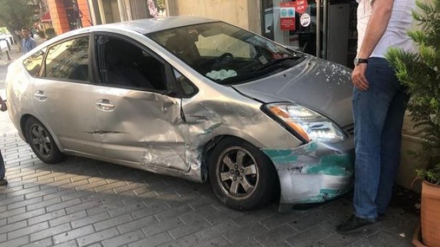 Bakının mərkəzində avtomobil mağazaya çırpıldı - FOTO