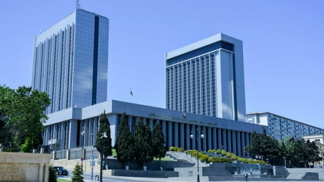 Milli Məclisin növbədənkənar iclası başladı