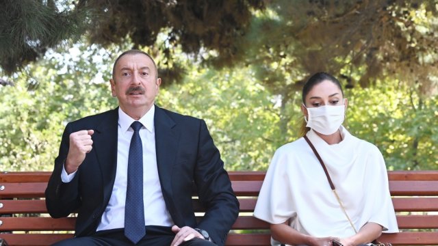 İlham Əliyev və Mehriban Əliyeva yaralı hərbçilərə baş çəkdi - VİDEO/FOTO