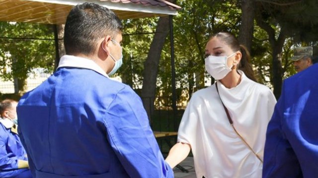 Mehriban Əliyeva yaralı hərbçilərlə görüşdə kövrəldi - VİDEO