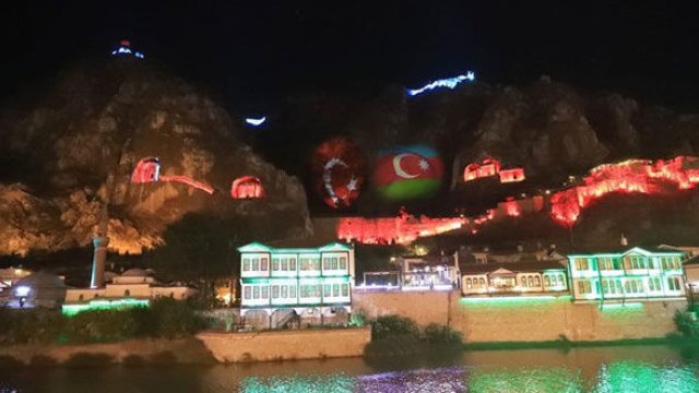 Türkiyədə dağ Azərbaycan bayrağının rənglərinə büründü - FOTO