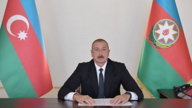 Prezident komandirləri və əsgərləri təbrik etdi