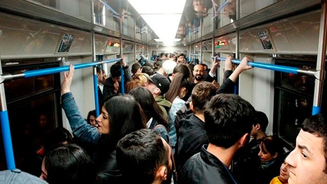 Metroda sıxlıq... - Yoluxma riski yenidən artır!xa0