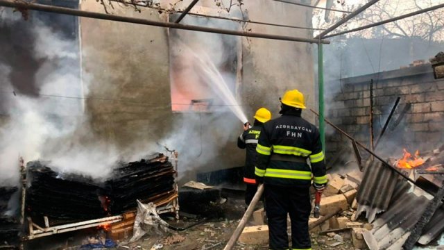 Bərdənin mərkəzinə 10-dan artıq raket atılıb, evlərə ziyan dəyib