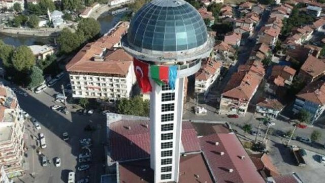 66 metrlik qüllədə Azərbaycan bayrağı dalğalanır