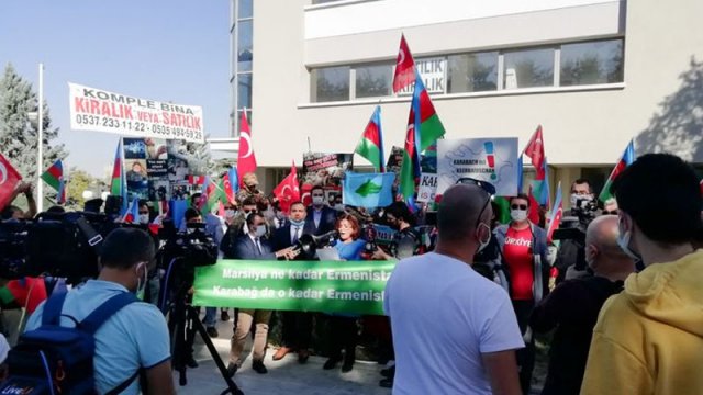 Fransanın Türkiyədəki səfirliyi qarşısında etiraz aksiyası keçirilib - VİDEO