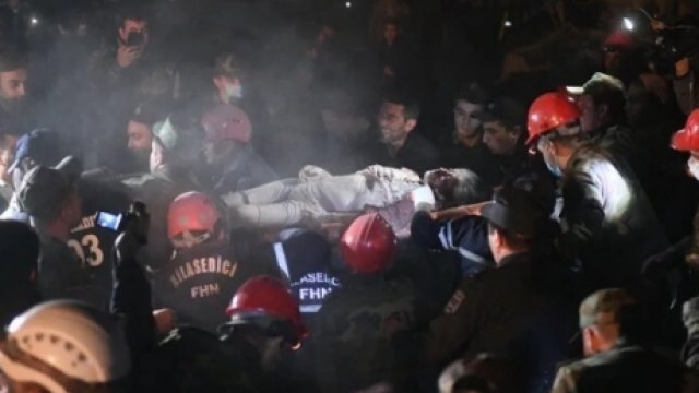 Son dəqiqə: Gəncədə dağıntıların altından 13 nəfərin cəsədi çıxarılıb