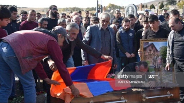 Ermənistanda tabut qıtlığı: Məhv edilən hərbçilər kütləvi şəkildə dəfn edilir - FOTO/VİDEO