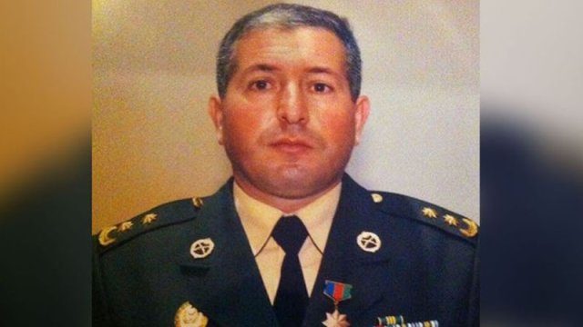 Prezident şəhid polkovnikin atası ilə danışdı