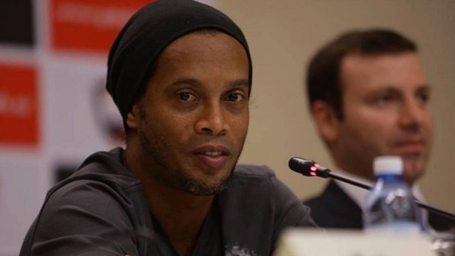 Ronaldinyo Azərbaycana dəstək oldu - VİDEO