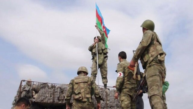 Suqovuşana bayraq sancan əsgərin atası: 