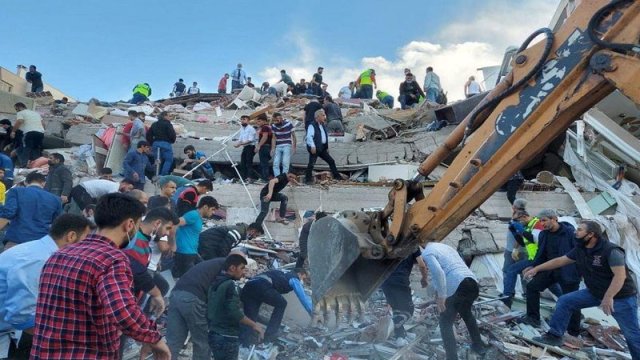 İzmirdə dağıntılar altında qalan körpə 90 saat sonra xilas edildi