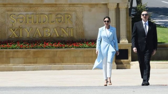 Prezident və birinci xanım Fəxri xiyabanda və Şəhidlər xiyabanında