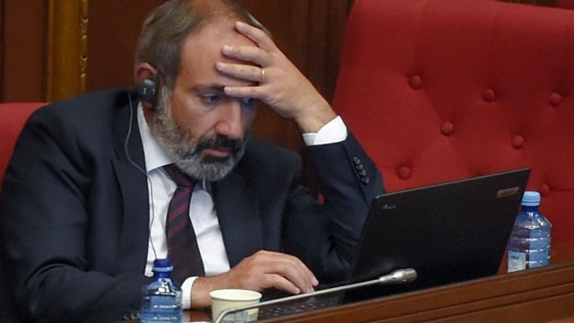 Paşinyan Ermənistan üçün ağır olan sənədə imza atdığını açıqladı