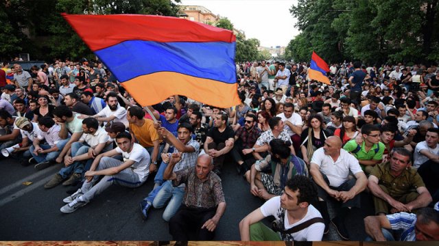 İrəvanda aksiyaçılar yolları bağladı - VİDEO