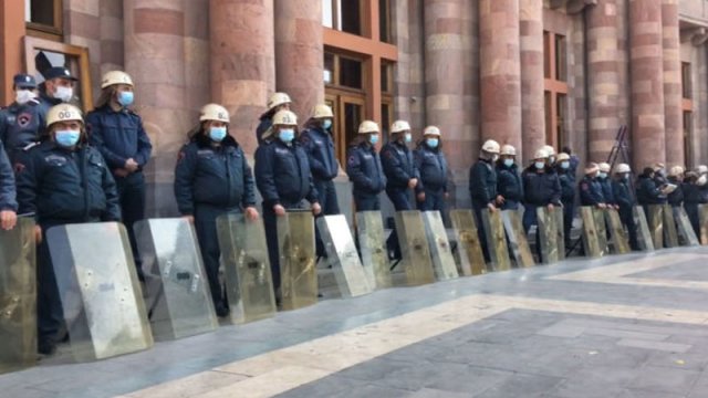 İrəvanda polis hökumət evini əhatəyə aldı - VİDEO
