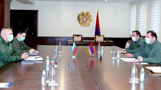 Ermənistanın müdafiə naziri Rusiya sülhməramlılarının komandanı ilə görüşdü