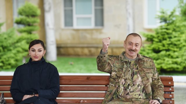 Prezident və xanımı yaralı hərbçilərlə görüşdü - FOTOLAR