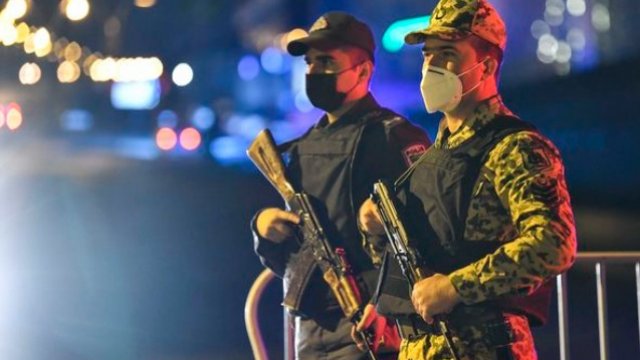 Bakıda polis komendant saatını pozan şəxsi atəş açaraq saxladı - VİDEO