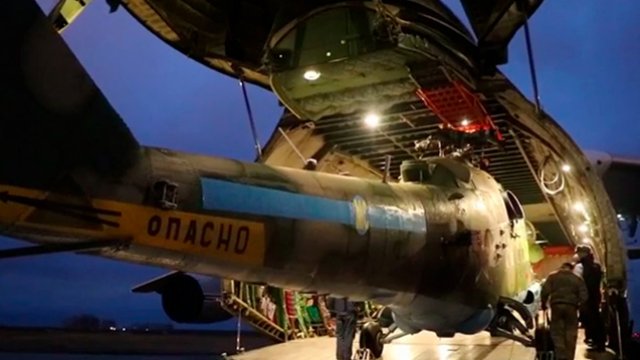 İrəvana göndərilən helikopterlər ağır yük təyyarəsinə belə yükləndi - VİDEO