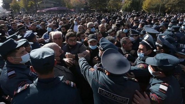 Ermənistanda etirazçılar Rusiyanı xəyanətdə ittiham edir - VİDEO