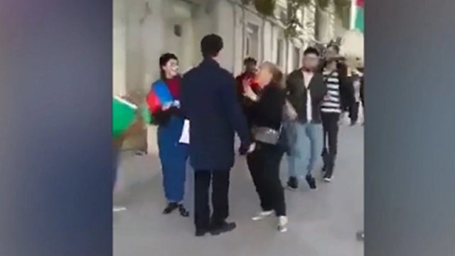 Prezidentin köməkçisi işə piyada gedir - VİDEO