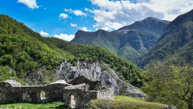 Kəlbəcəri tərk edən ermənilər ağacları da kəsib aparırlar - FOTO
