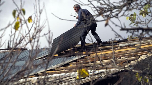 Ermənilər köçdükləri evin damını da söküb apardılar - FOTO
