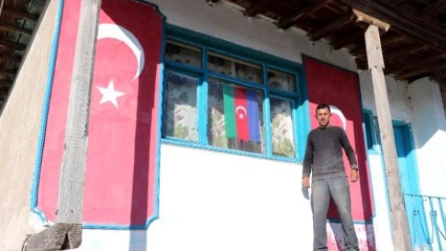 Türkiyədə sakinlər İncəçayır kəndini Azərbaycan bayraqları ilə bəzədilər - FOTO