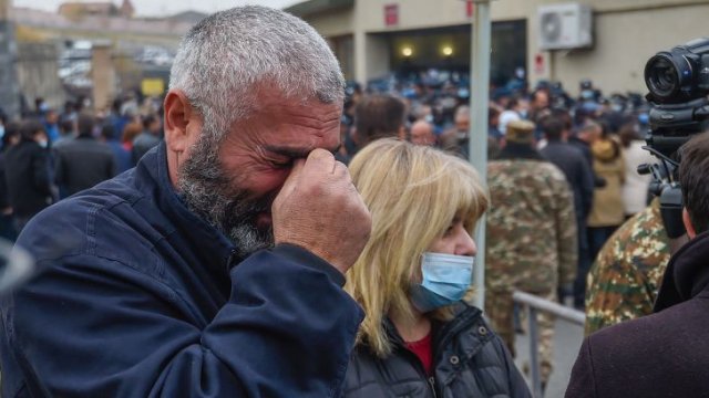 “18 yaşlı uşaqlarımızı qaytarın!” - Yerevanda əsgər anaları etiraz aksiyası keçirir