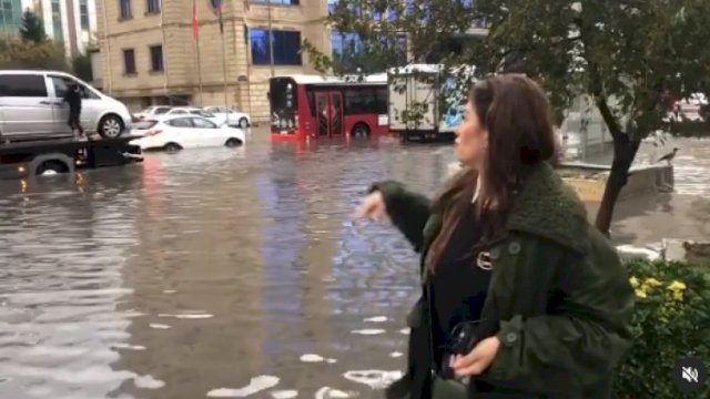 Güclü yağış Bakıda həyatı iflic etdi - VİDEO