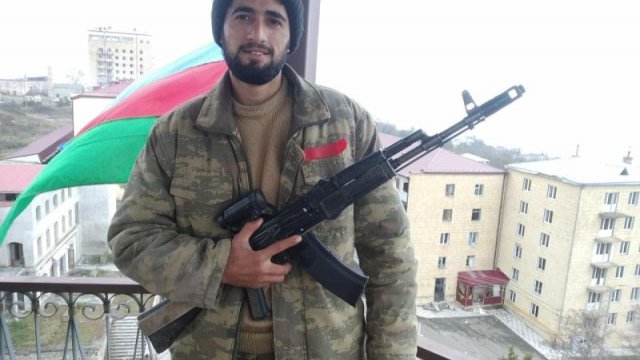Şuşa məscidində ilk azanı oxuyan əsgər - FOTO