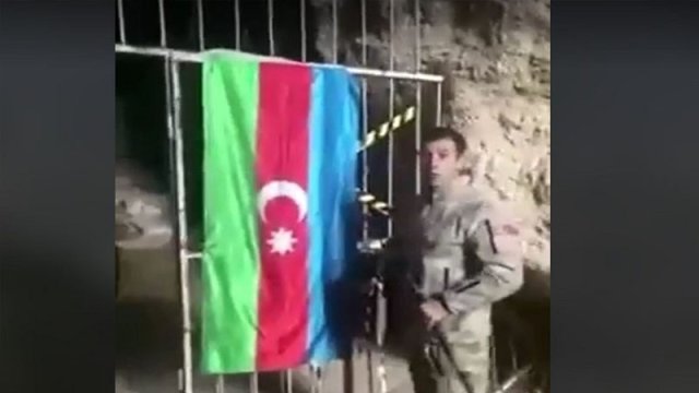 Azərbaycan əsgəri Azıx mağarasında - VİDEO