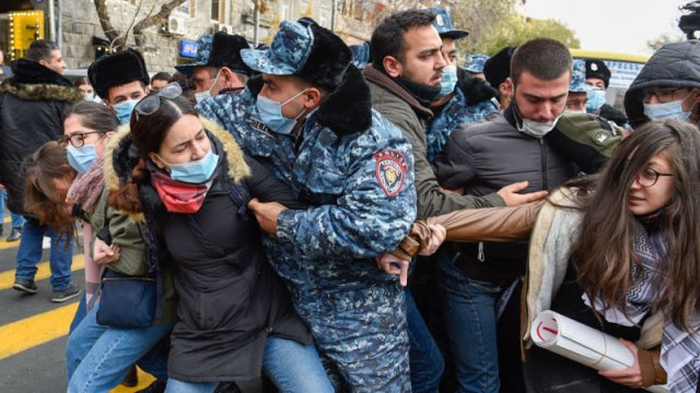 Paşinyanın istefasını tələb edən etirazçılar yolları bağladı: Avtobus insanları əzdi - VİDEO