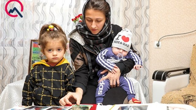 Şəhid ərini çiyinlərində daşıyan Firuzə: Son borcum idi (VİDEO)