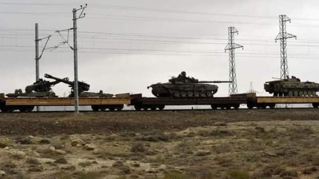 Düşməndən qənimət götürülmüş texnika Bakıya gətirilir - FOTO