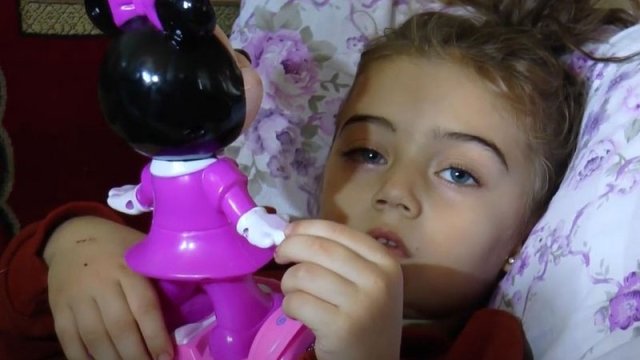 Nobel mükafatçısı Gəncədə valideynlərini itirmiş 3 yaşlı uşağa yardım ayırdı