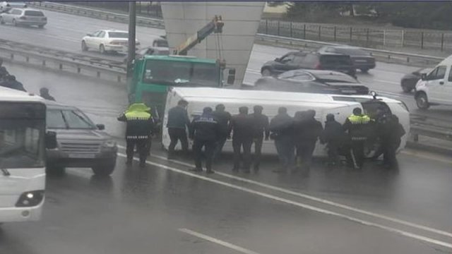 Bakıda yük maşını aşdı, tıxac yarandı - FOTO