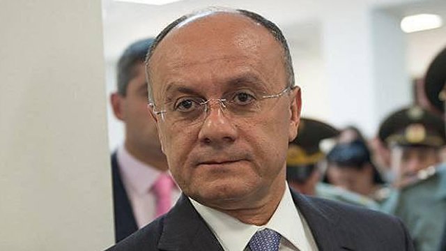 Ermənistanın keçmiş müdafiə naziri beynəlxalq axtarışa verildi