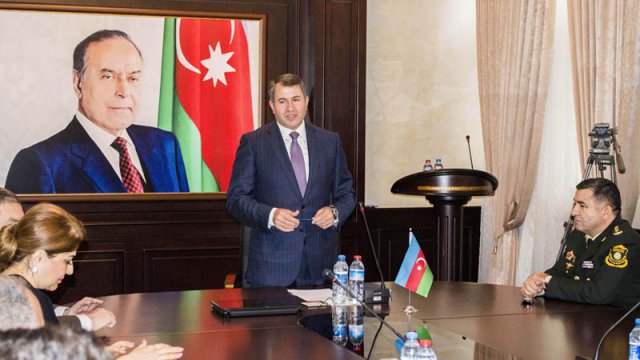 Qalmaqallı məmur işdən çıxarıldı